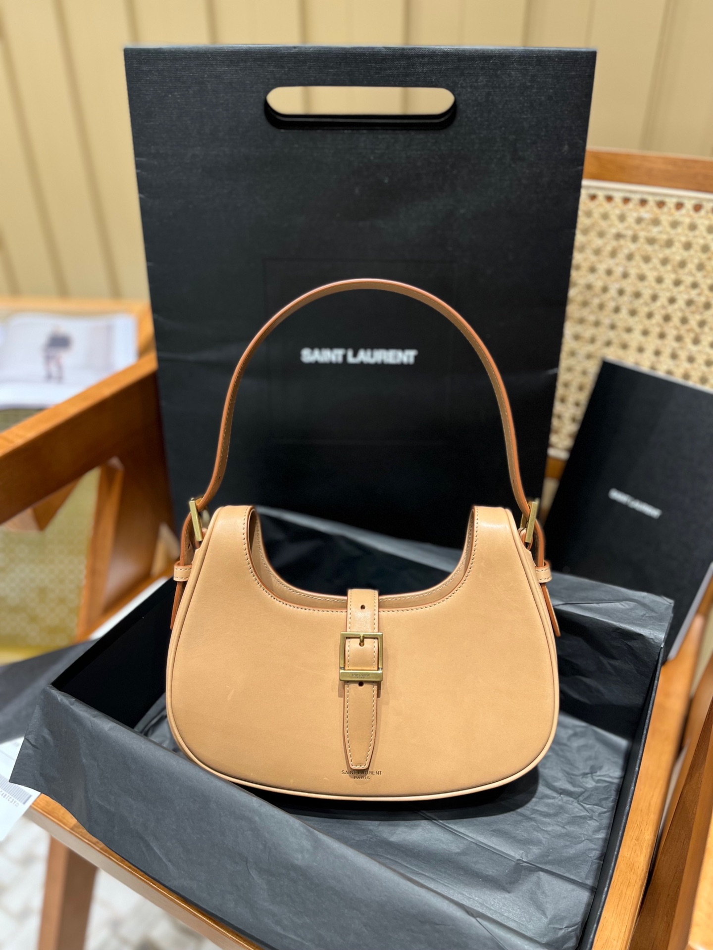 Saint laurent Ysl 𝗟𝗲 𝗙𝗲𝗿𝗺𝗼𝗶𝗿 马鞍腋下包 672615杏色