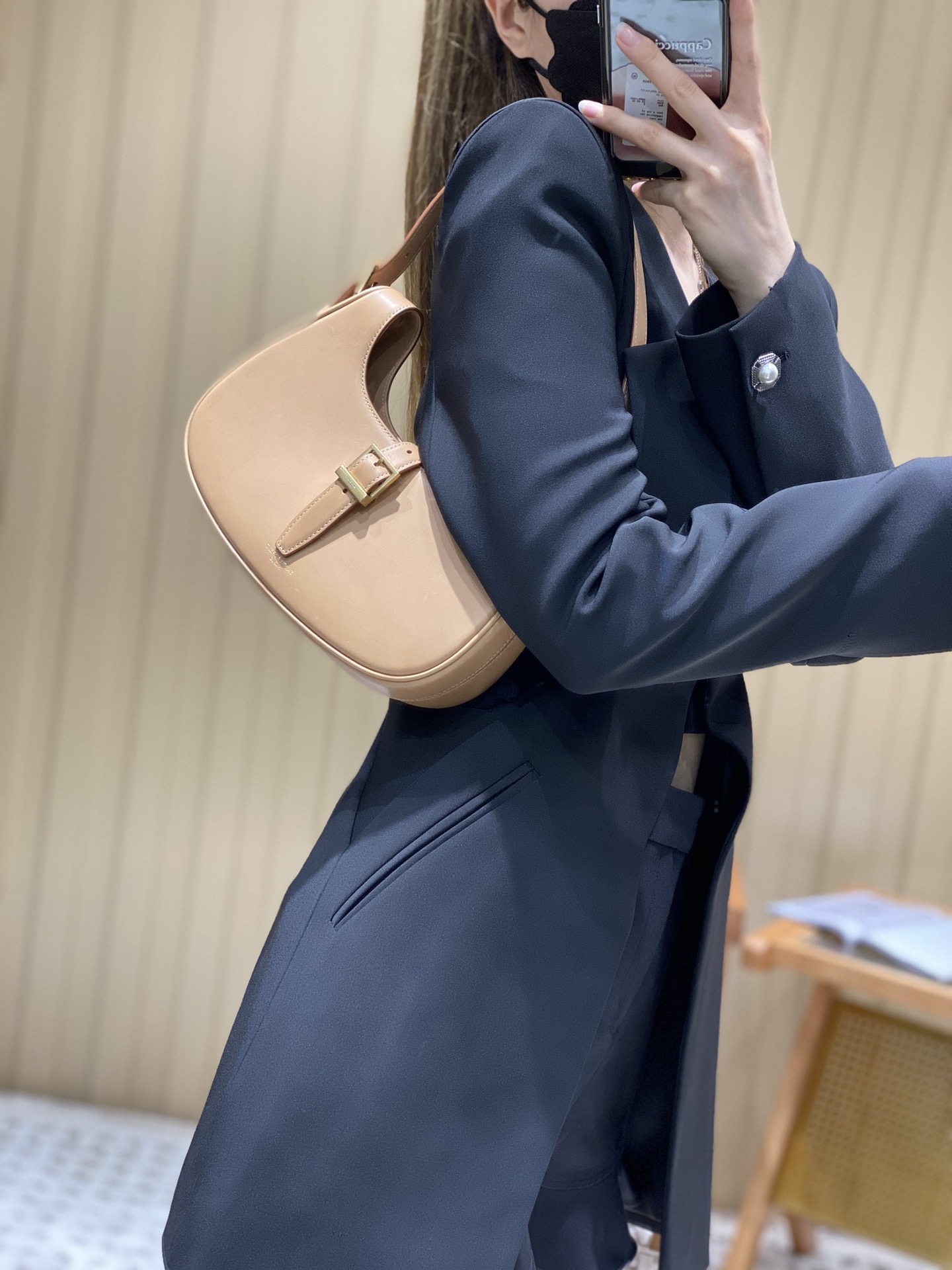 Saint laurent Ysl 𝗟𝗲 𝗙𝗲𝗿𝗺𝗼𝗶𝗿 马鞍腋下包 672615杏色