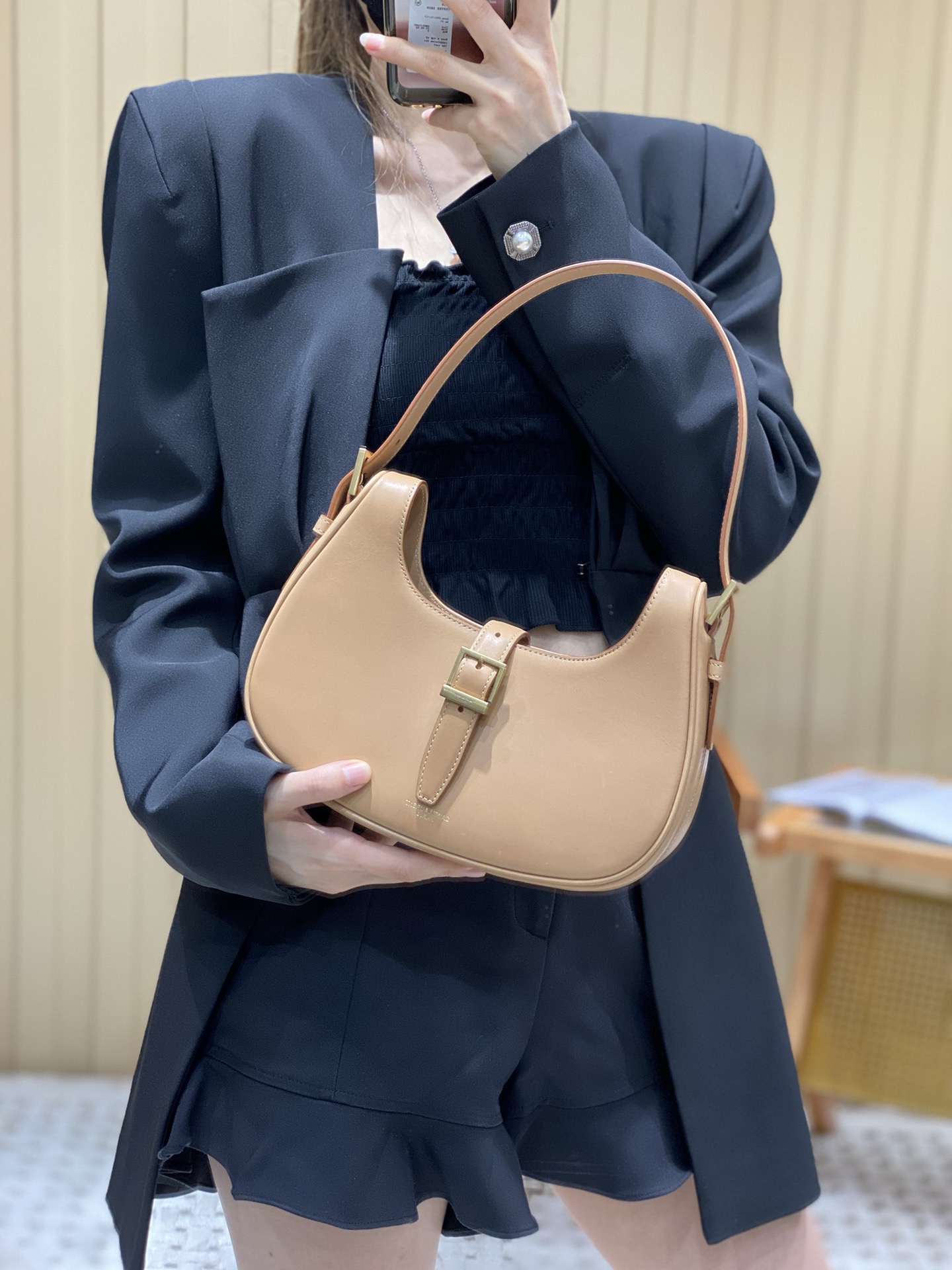 Saint laurent Ysl 𝗟𝗲 𝗙𝗲𝗿𝗺𝗼𝗶𝗿 马鞍腋下包 672615杏色