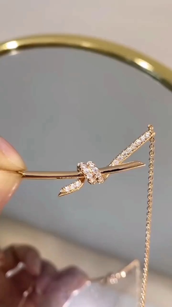 Tiffany & Co. 绳结却格外结实坚韧，整体造型有雕塑感，缠绕的金属棱角分明，弧度优雅垂坠