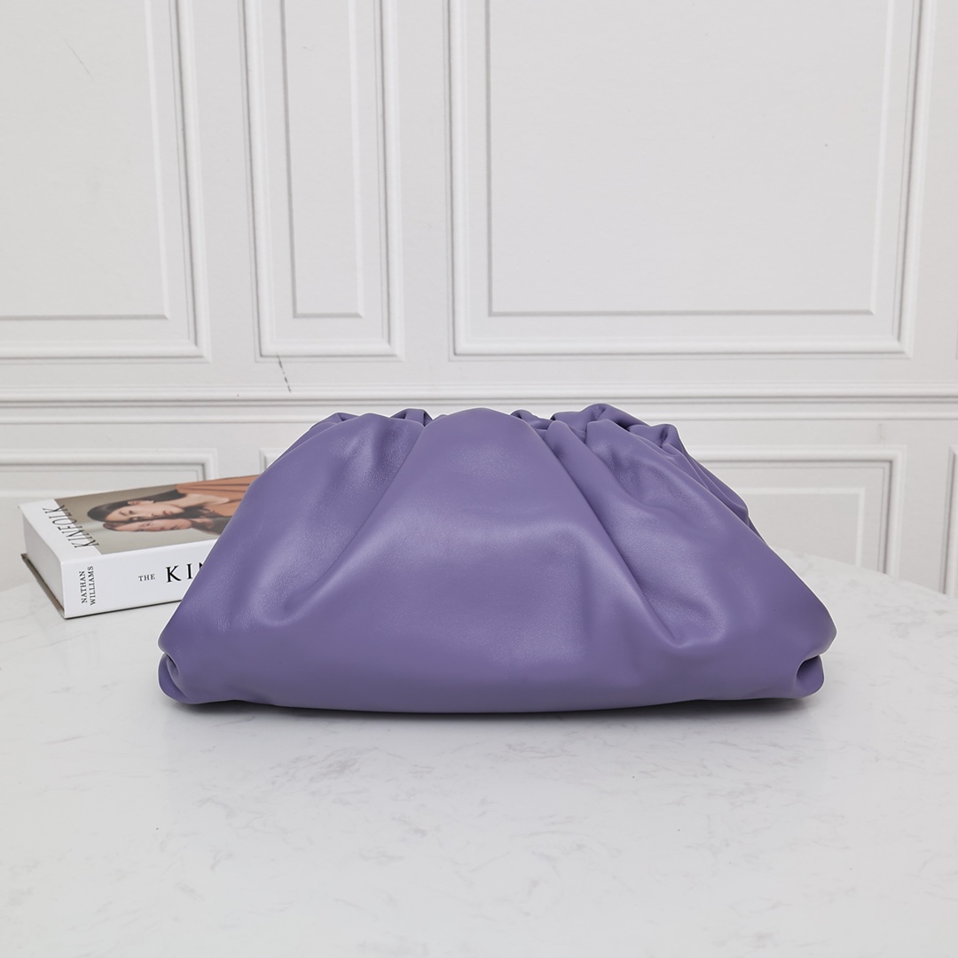 Bottega Veneta Pouch Clutch in Smooth Leather