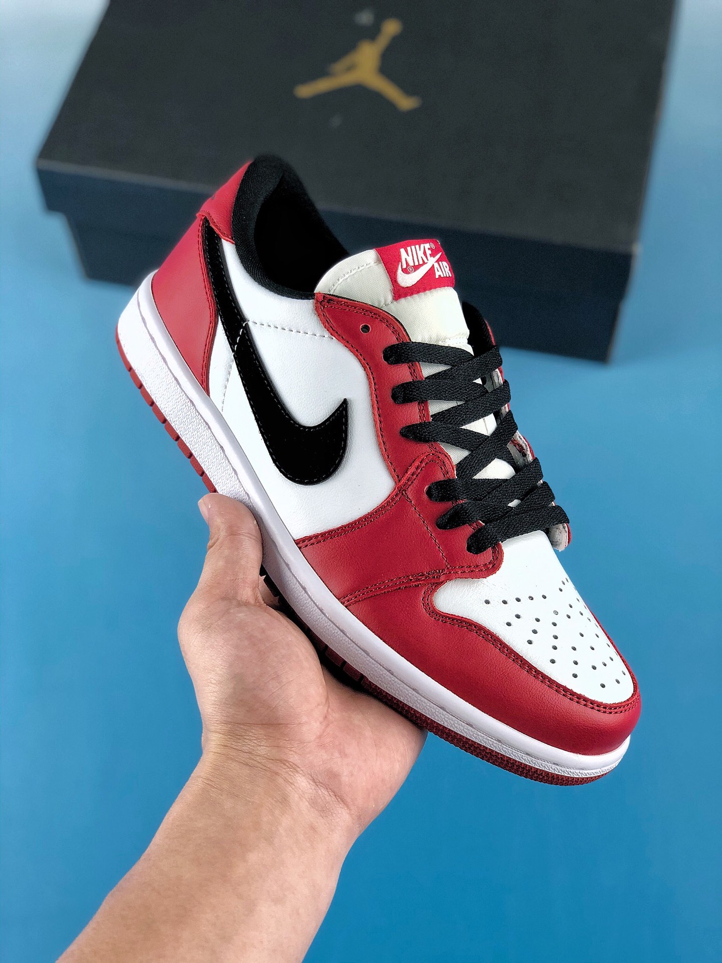 本地自取 支持放店
Air Jordan AJ1 Low 低帮 芝加哥 705329-600 全新流水线出品 DT版本唯一平替选择 市场第二梯队最强版 全部原鞋开发 原楦原纸板开发 全鞋电脑针车 原厂内置全掌气垫 原盒内在原标 唯一Zp原版鞋带绑法 免检产品 全新2022版型 全头层皮料 完美零毛边处理 原厂配置全掌气垫 价格定位良心 几十个配色陆续出货 SIZE：36 36.5 37.5 38 38.5 39 40 40.5 41 42 42.5 43 44 44.5 45 46