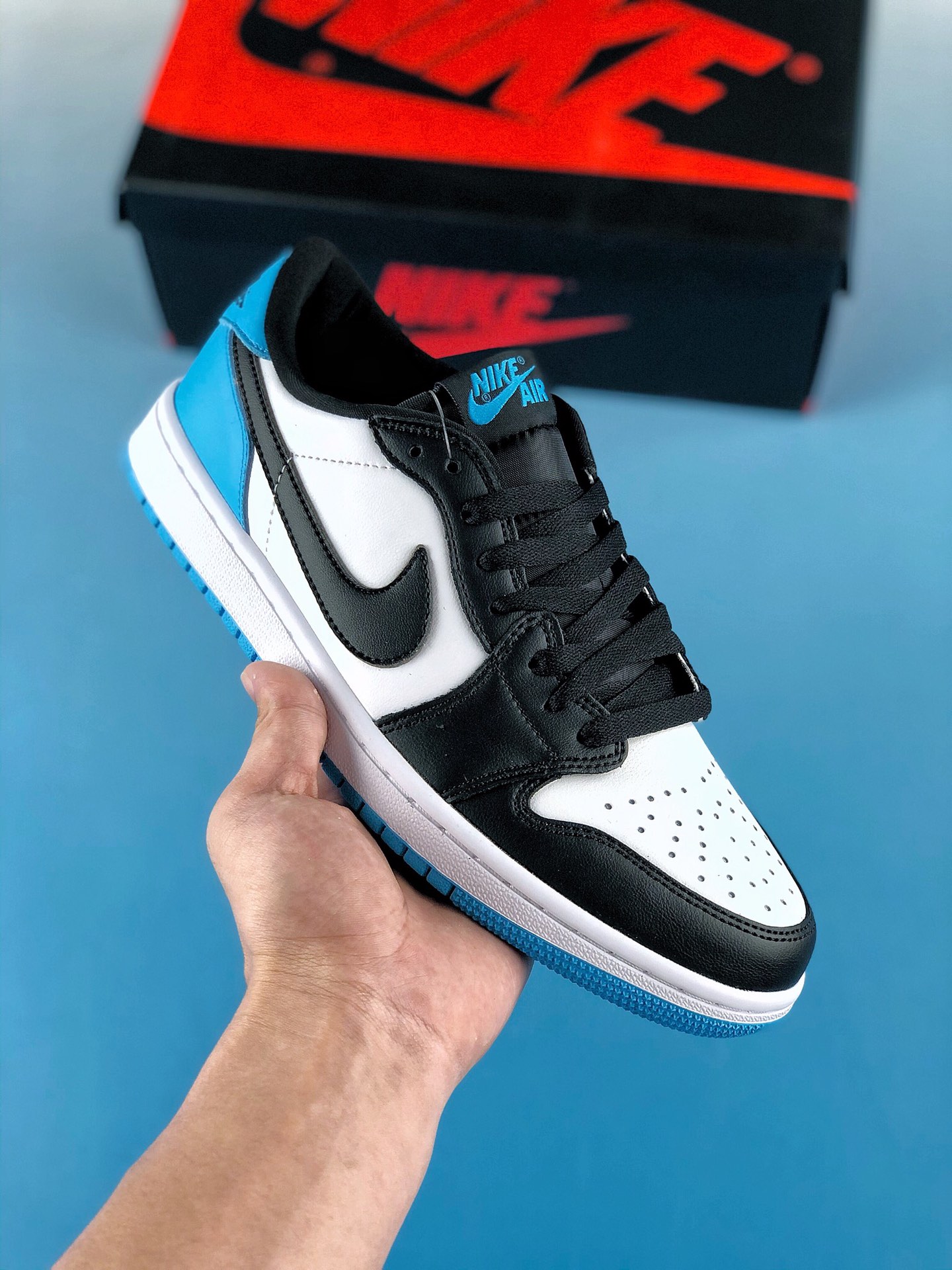 本地自取 支持放店
Air jordan 1 Low“UNC”蓝白
AJ1低帮系列 乔1低帮休闲板鞋 同步官方配色
市场唯一独家头层皮打造 原鞋原档案开发 
原厂皮料 原档冲孔鞋头 正确满胶鞋垫 四线拉帮 原厂织唛标 鞋舌高弹海绵填充。
货号：CZ0790-104
Size：36 36.5 37.5 38 38.5 39 40 40.5 41 42 42.5 43 44 44.5 45 46