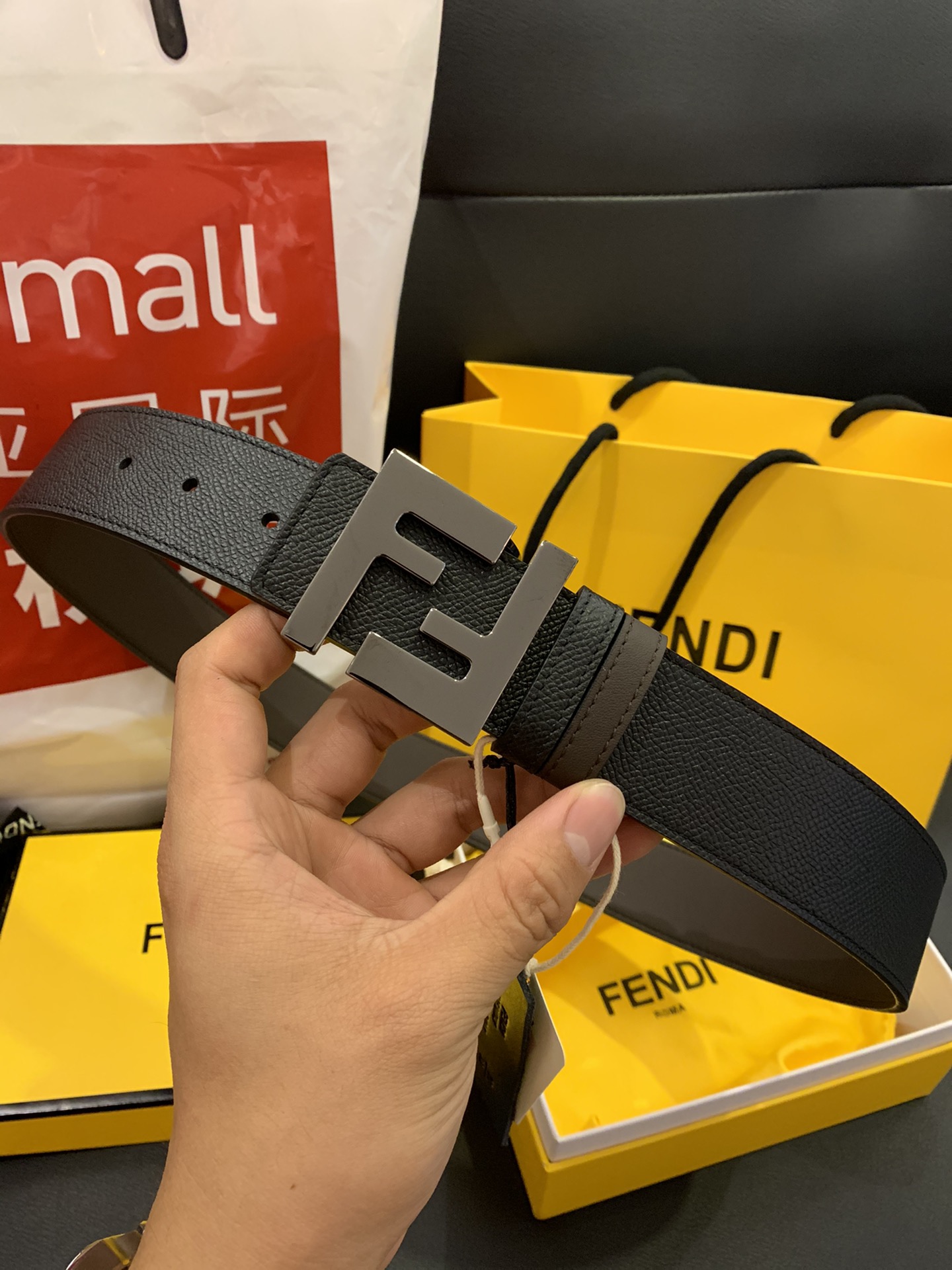 Fendi 寸半宽度双F扣精品五金
