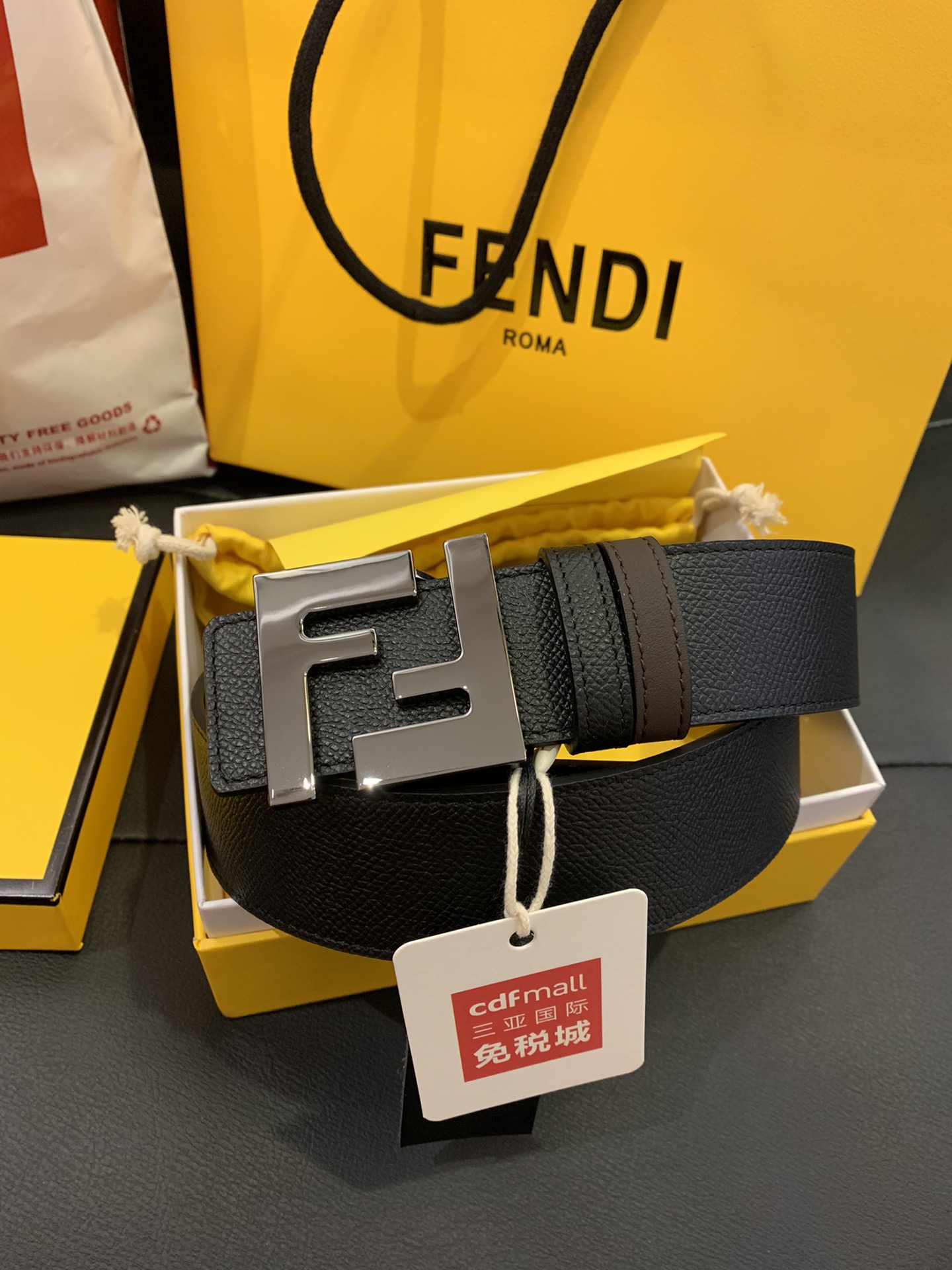Fendi 寸半宽度双F扣精品五金