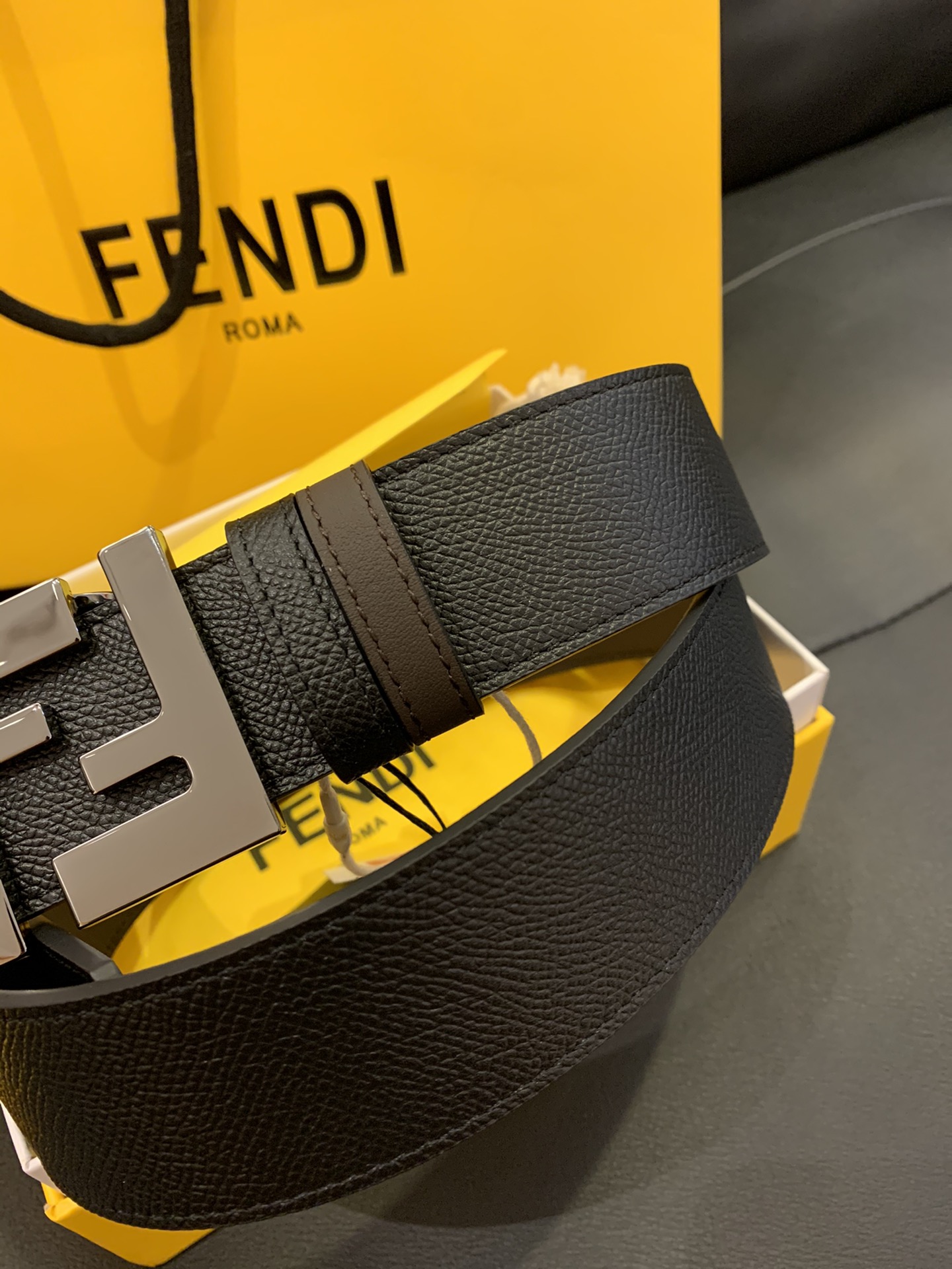 Fendi 寸半宽度双F扣精品五金