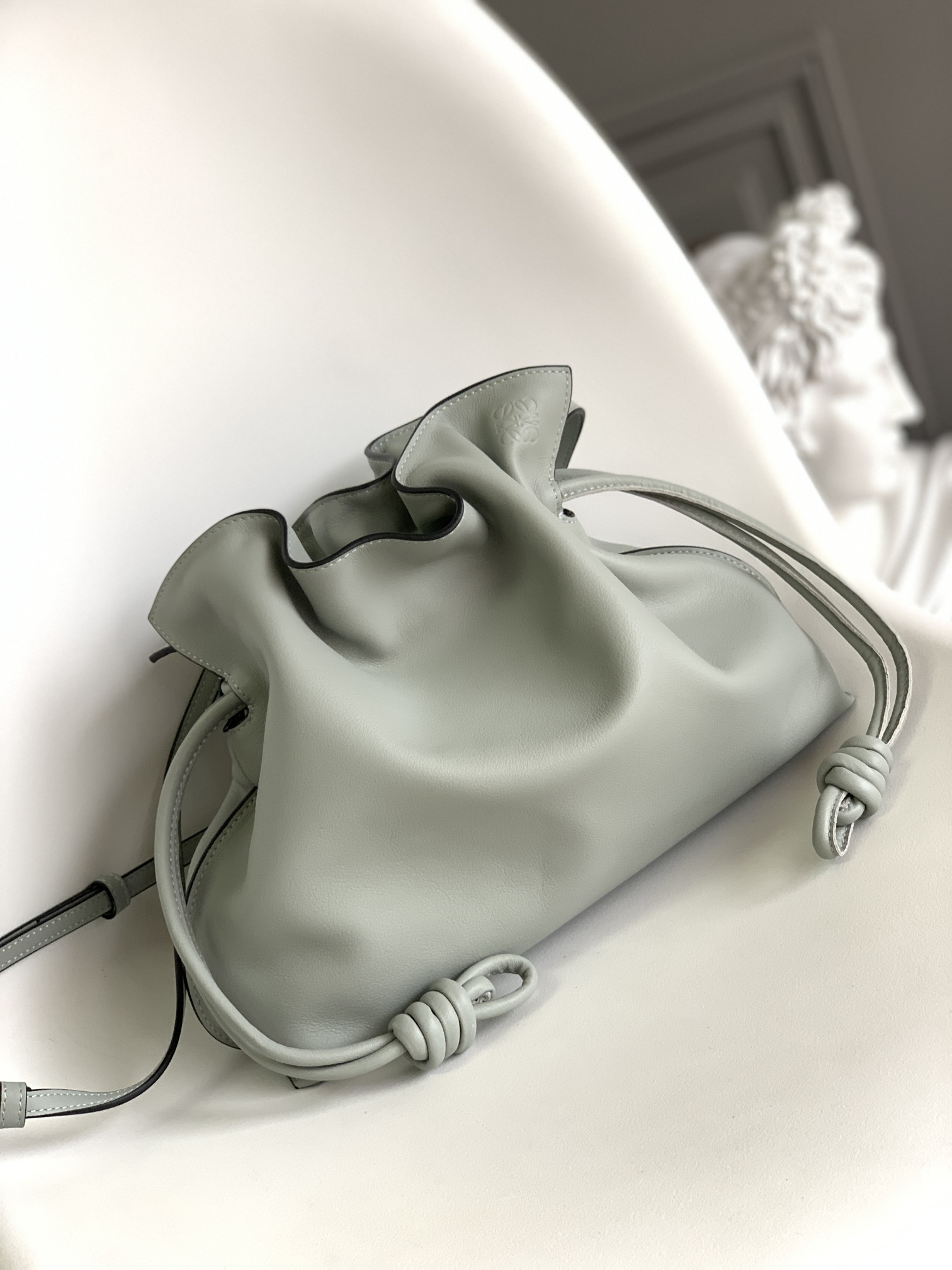 NO:617967,Lw Flamenco's upgraded version of the lucky bag series arrives with a drawstring to tighten it and tie it with the iconic coiled knot. It is made of high-quality soft calfskin. 'Shoulder, cross-body or hand carry * Detachable and adjustable shoulder strap * Simple magnetic buckle closure. Gold suede lining * Anag ram embossed. Model 10856 Large (grey) Size: 30*24.5*10.5cm (with full package), Flamenco  Lucky bag (medium size) Flamenco lucky bag (medium size), cowhide19860909Lw Flamenco 升级版福袋系列到货采用拉绳收紧 并打上标志性的盘绕结 选用优质柔软小牛皮 “肩背 斜挎或手拿*可拆卸和可调式肩带*朴素的磁扣开合 金色绒面革衬里*Anag ram 压纹 型号10856大号（灰色） Size:30*24.5*10.5cm（配全套包装）,Flamenco 福袋（中号）Flamenco福袋（中号）,cowhide,Bag