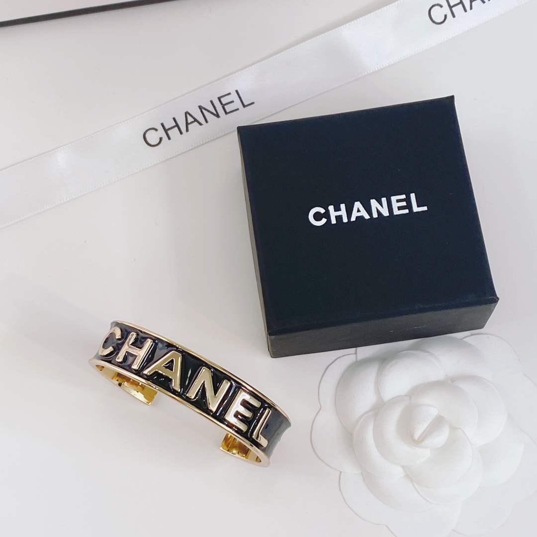 小香 Chanel 字母珐琅手镯 5