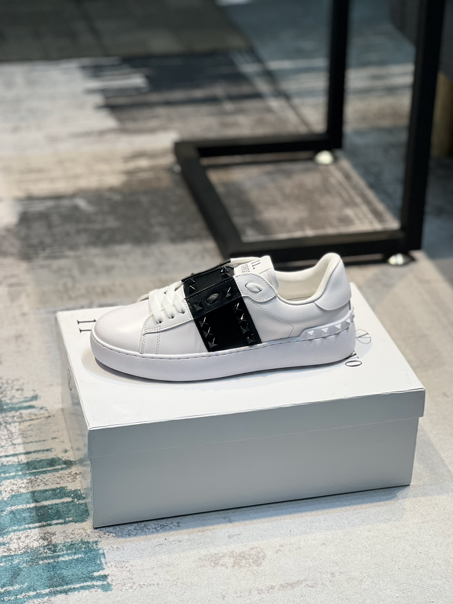 普通 J0 ，牛皮 K5 ， Valentino 华伦天奴小白鞋专业户⚡️原版定制来袭👉超多网红明星上脚图⚠️各个部位都是正品开模定制，新色、VT松紧带板鞋、惊艳的一款，定制哑光色皮料摸起来手感就是不一样。整体松紧带，穿着舒适。丝绸牛皮面—⚠️牛皮内里，皮料超赞👍标准码情侣款女35-40，男38-44､⚠️女34，41，男45定做