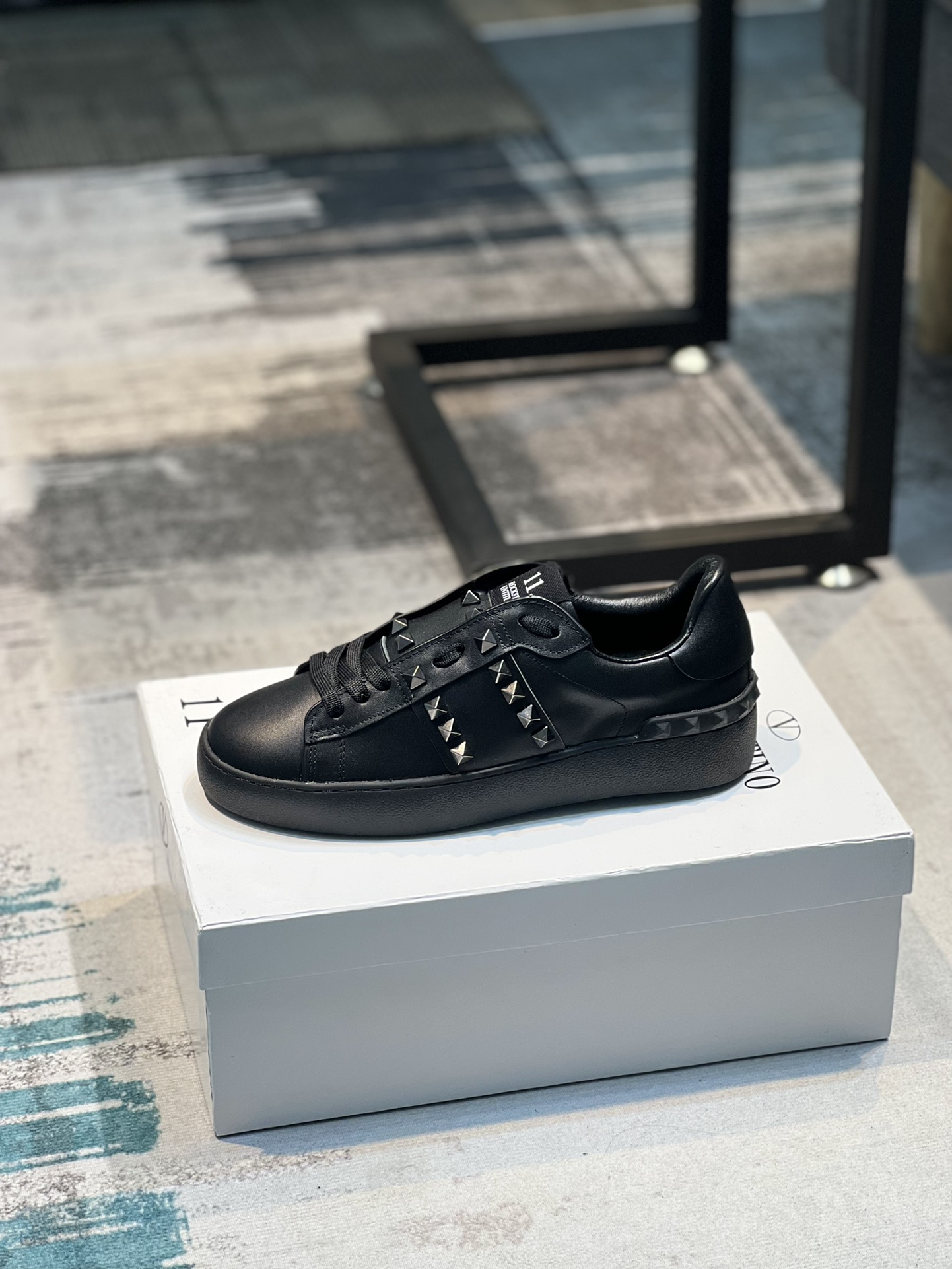 普通 J0 ，牛皮 K5 ， Valentino 华伦天奴小白鞋专业户⚡️原版定制来袭👉超多网红明星上脚图⚠️各个部位都是正品开模定制，新色、VT松紧带板鞋、惊艳的一款，定制哑光色皮料摸起来手感就是不一样。整体松紧带，穿着舒适。丝绸牛皮面—⚠️牛皮内里，皮料超赞👍标准码情侣款女35-40，男38-44､⚠️女34，41，男45定做