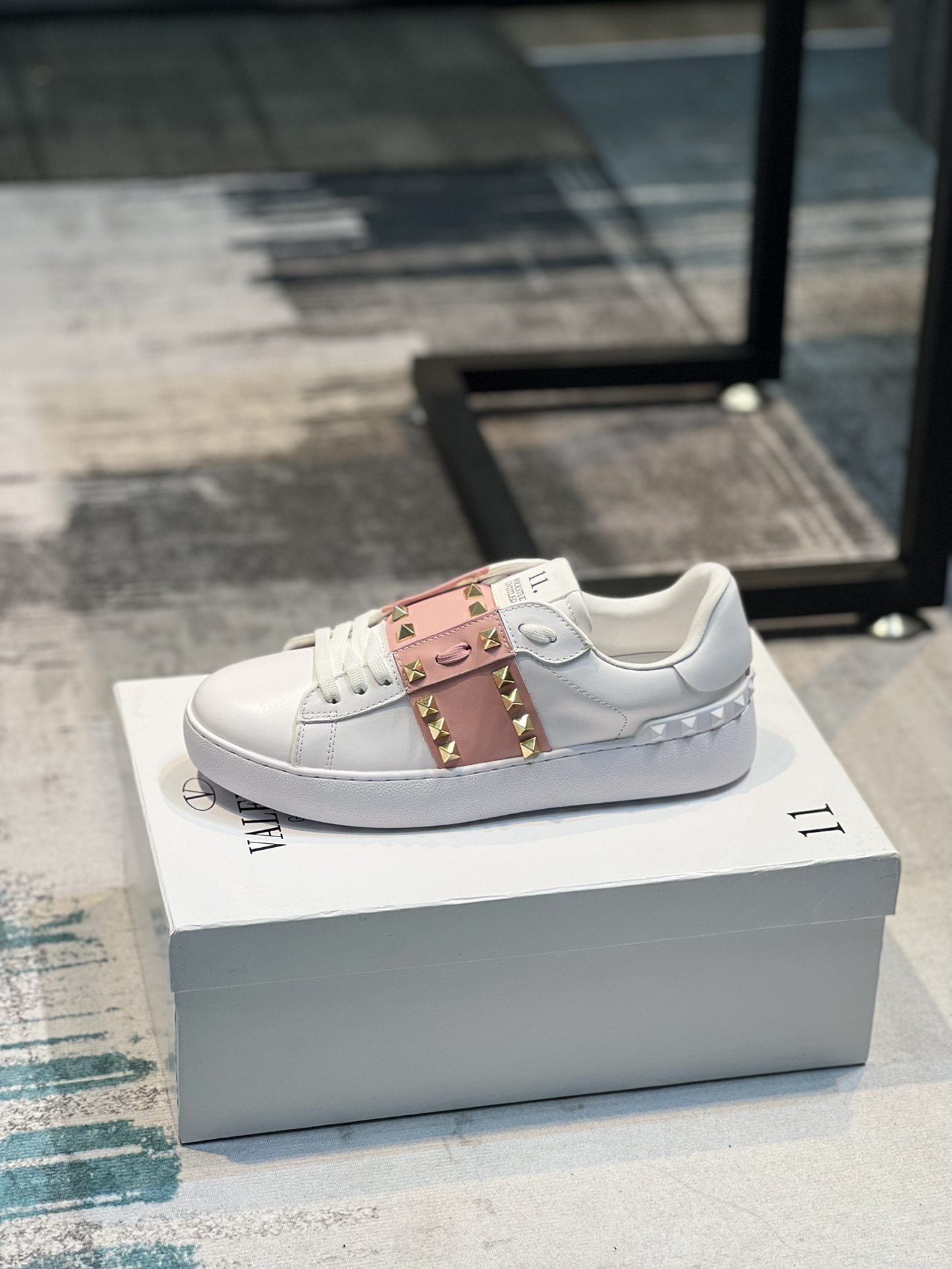 普通 J0 牛皮 K5 ， Valentino 华伦天奴小白鞋专业户⚡️原版定制来袭👉超多网红明星上脚图⚠️各个部位都是正品开模定制，新色、VT松紧带板鞋、惊艳的一款，定制哑光色皮料摸起来手感就是不一样。整体松紧带，穿着舒适。丝绸牛皮面—⚠️牛皮内里，皮料超赞👍标准码情侣款女35-40，男38-44､⚠️女34，41，男45定做