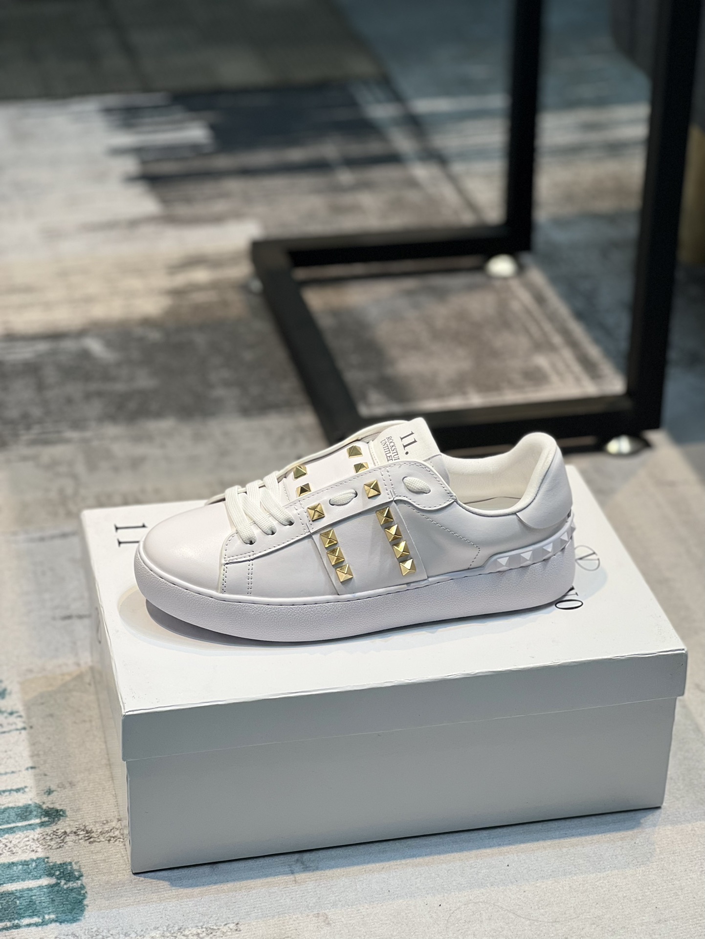 普通 J0 牛皮 K5 Valentino 华伦天奴小白鞋专业户⚡️原版定制来袭👉超多网红明星上脚图⚠️各个部位都是正品开模定制，新色、VT松紧带板鞋、惊艳的一款，定制哑光色皮料摸起来手感就是不一样。整体松紧带，穿着舒适。丝绸牛皮面—⚠️牛皮内里，皮料超赞👍标准码情侣款女35-40，男38-44､⚠️女34，41，男45定做