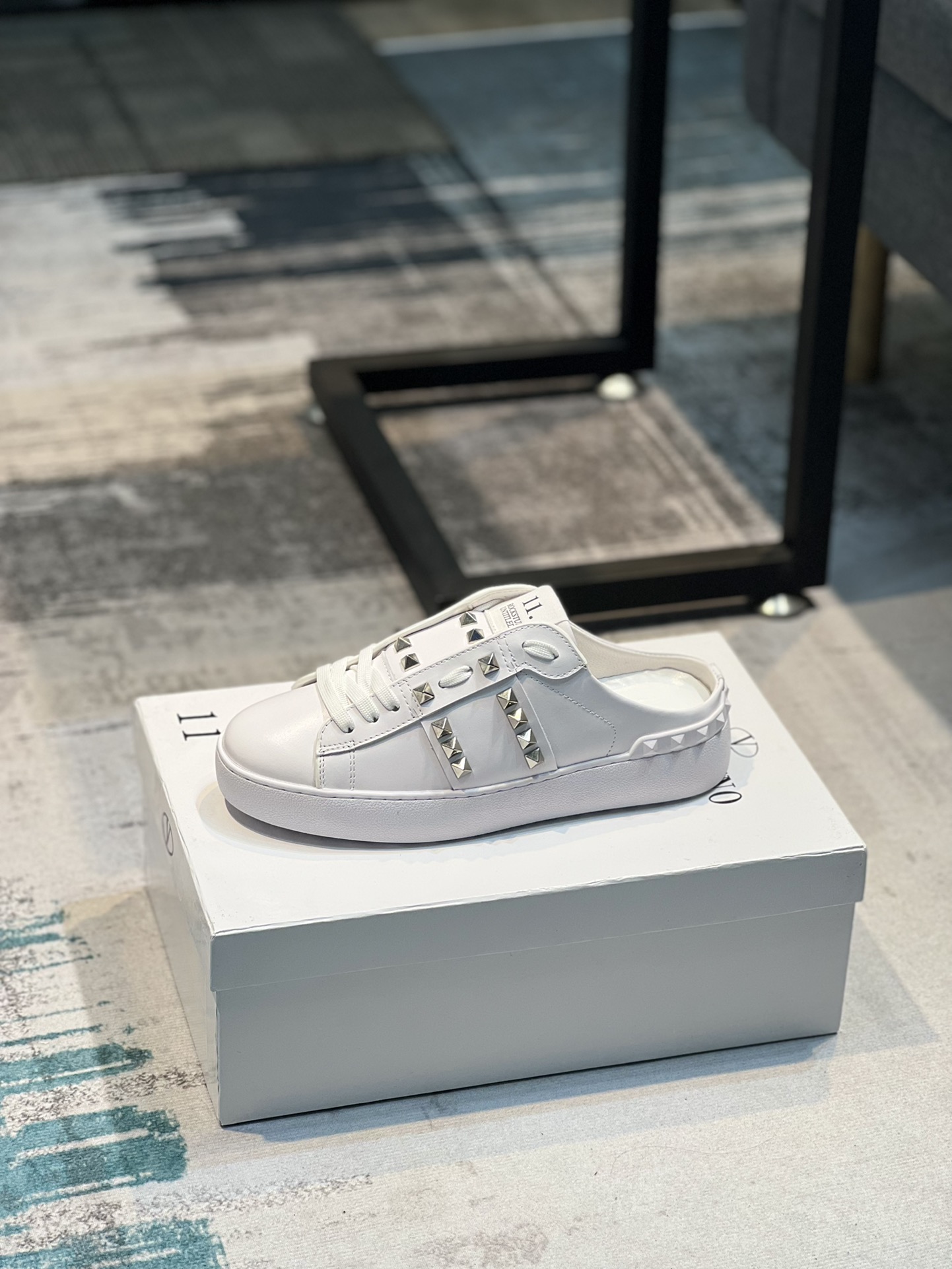 普通 J0 牛皮 K0 ， Valentino 华伦天奴小白鞋专业户⚡️原版定制来袭👉超多网红明星上脚图⚠️各个部位都是正品开模定制，新色、VT松紧带板鞋、惊艳的一款，定制哑光色皮料摸起来手感就是不一样。整体松紧带，穿着舒适。丝绸牛皮面—⚠️牛皮内里，皮料超赞👍标准码情侣款女35-40，男38-44､⚠️女34，41，男45定做