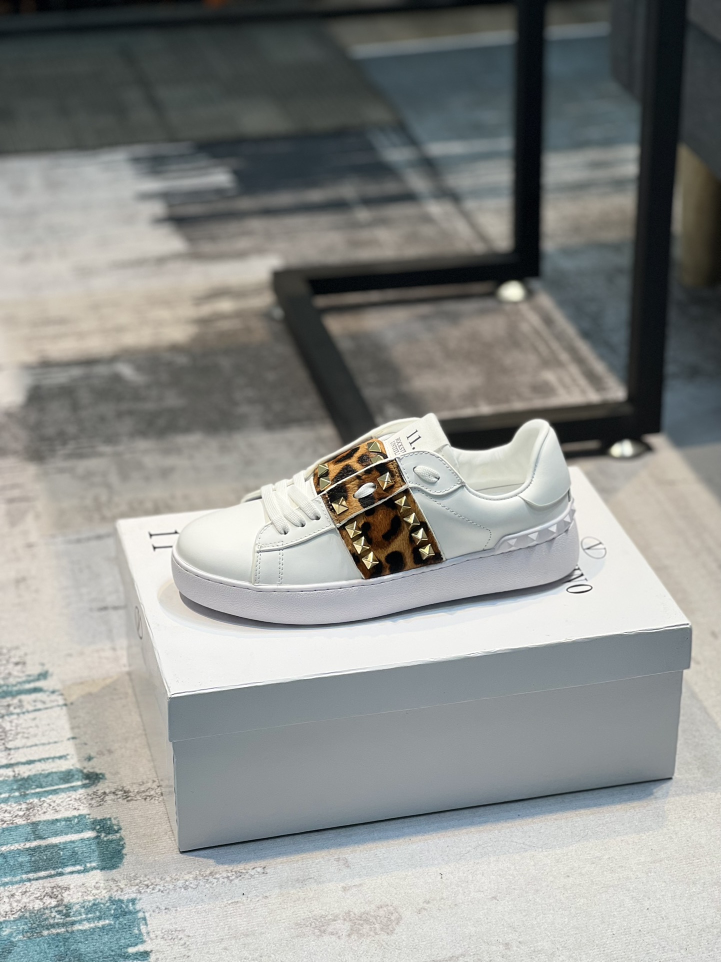 普通 J0 ，牛皮 K5 ， Valentino 华伦天奴小白鞋专业户⚡️原版定制来袭👉超多网红明星上脚图⚠️各个部位都是正品开模定制，新色、VT松紧带板鞋、惊艳的一款，定制哑光色皮料摸起来手感就是不一样。整体松紧带，穿着舒适。丝绸牛皮面—⚠️牛皮内里，皮料超赞👍标准码情侣款女35-40，男38-44､⚠️女34，41，男45定做