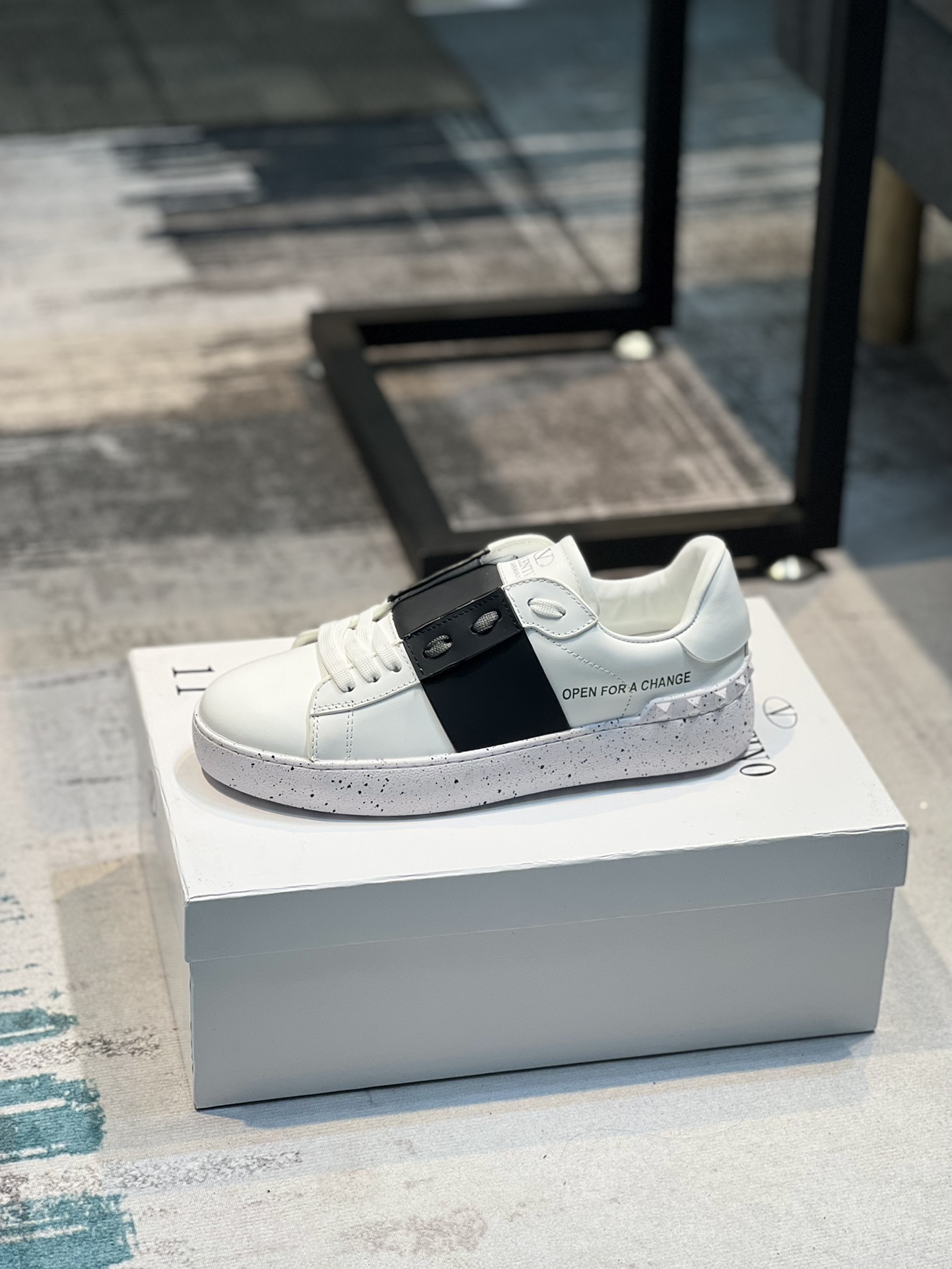 普通 J0 ，牛皮 K5 ， Valentino 华伦天奴小白鞋专业户⚡️原版定制来袭👉超多网红明星上脚图⚠️各个部位都是正品开模定制，新色、VT松紧带板鞋、惊艳的一款，定制哑光色皮料摸起来手感就是不一样。整体松紧带，穿着舒适。丝绸牛皮面—⚠️牛皮内里，皮料超赞👍标准码情侣款女35-40，男38-44､⚠️女34，41，男45定做