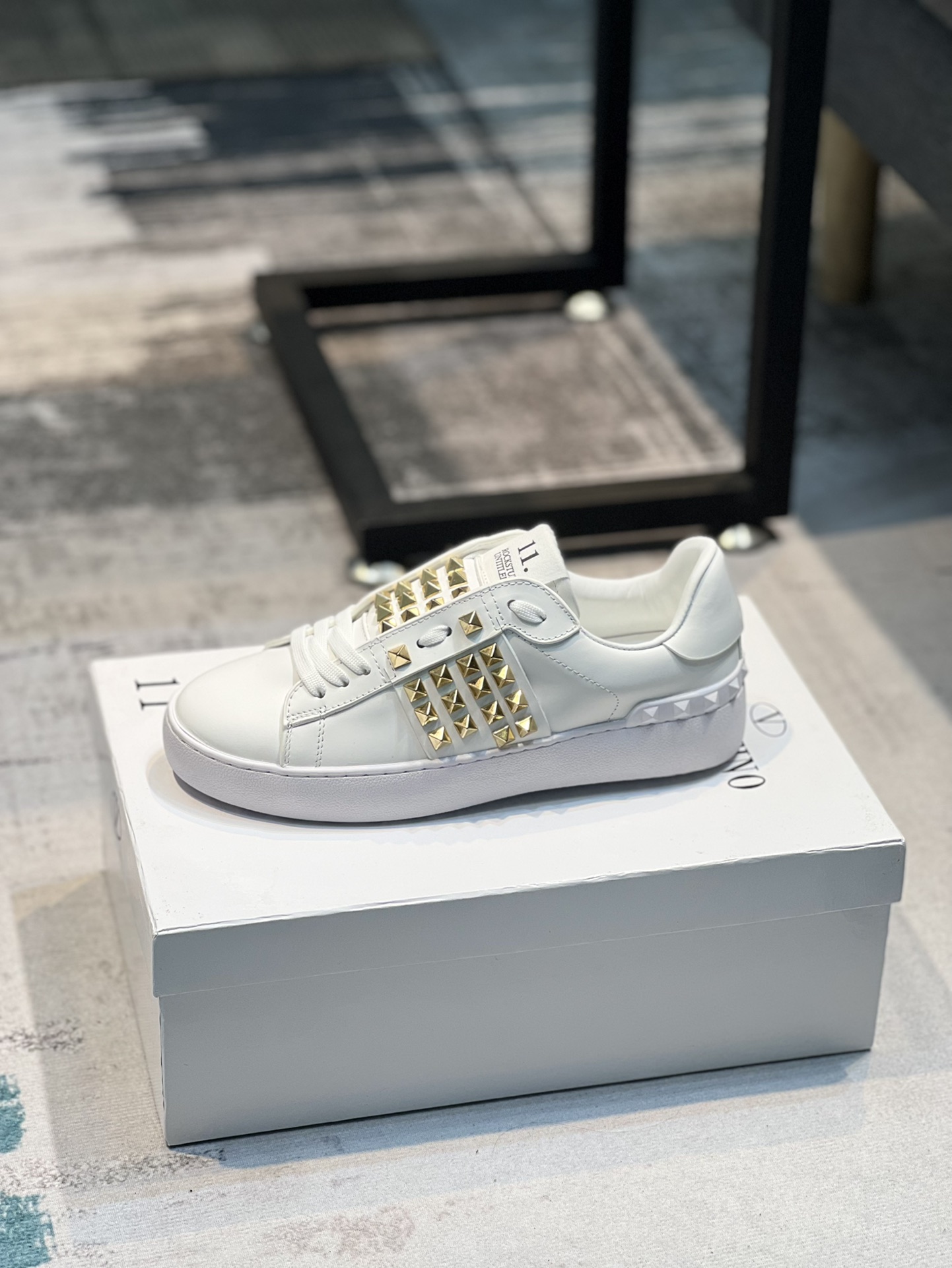 普通 J0 ，牛皮 K5 Valentino 华伦天奴小白鞋专业户⚡️原版定制来袭👉超多网红明星上脚图⚠️各个部位都是正品开模定制，新色、VT松紧带板鞋、惊艳的一款，定制哑光色皮料摸起来手感就是不一样。整体松紧带，穿着舒适。丝绸牛皮面—⚠️牛皮内里，皮料超赞👍标准码情侣款女35-40，男38-44､⚠️女34，41，男45定做