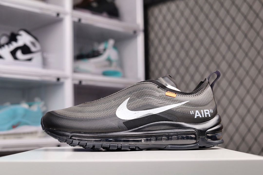 H5 Off-White™ x NIKE Air Max 97 现在要成为各位的关注焦点了，随着时间的推移，现在这款球鞋的发售已经正式确认。在设计方面，Off-White™ x NIKE Air Max 97 依旧沿袭了浓郁的 Virgil Abloh 个人色彩，尤其是此前版本中出现的细节在本次创作中依旧一览无遗。Swoosh、“AIR” 及“Off-White™ for NIKE”的点缀则是亮点所在。另外一方面，交叉箭头 Logo 出现在鞋垫之处，同样也是对于本次重磅联名的标识×996XQ