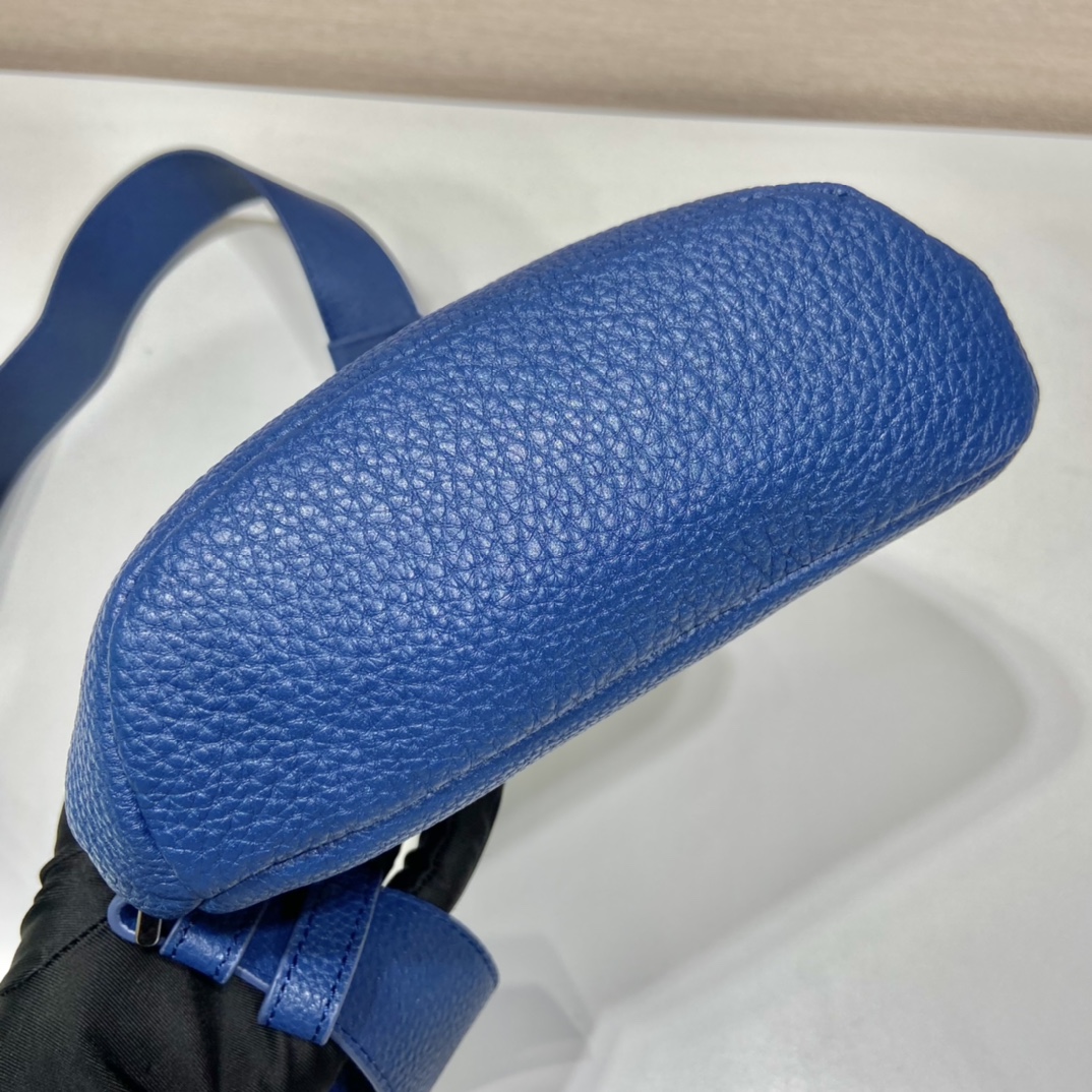 PRADA普拉达鹿皮纹牛皮新款胸包2VZ098