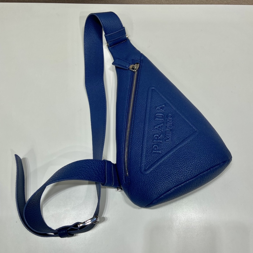 PRADA普拉达鹿皮纹牛皮新款胸包2VZ098