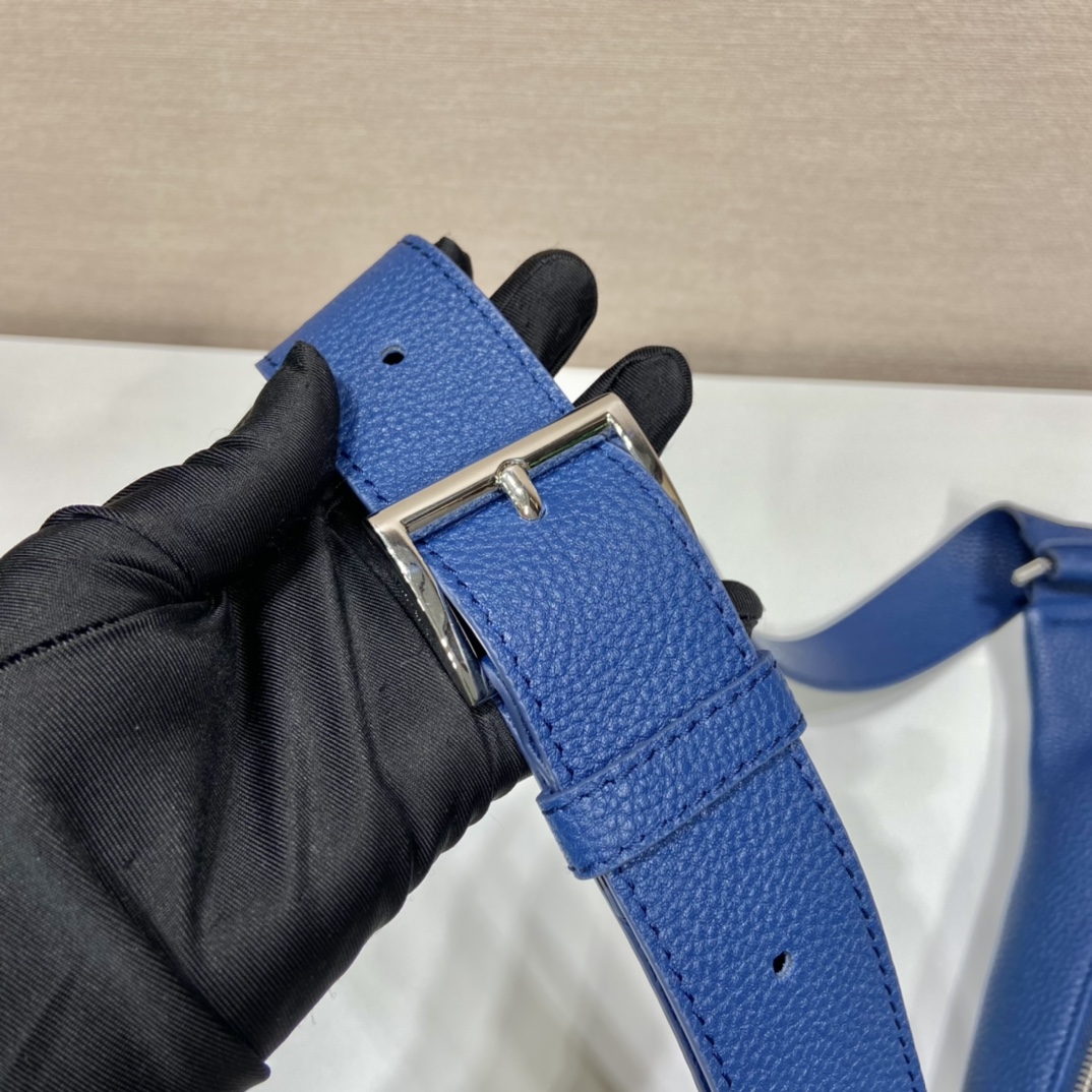 PRADA普拉达鹿皮纹牛皮新款胸包2VZ098