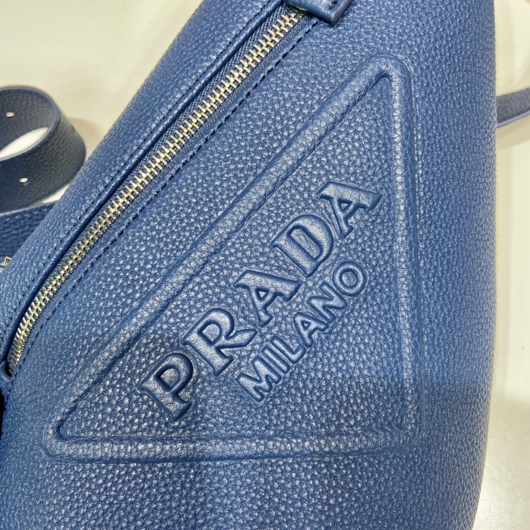 PRADA普拉达鹿皮纹牛皮新款胸包2VZ098