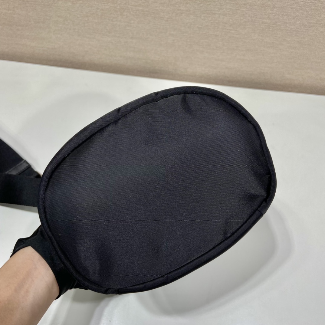 PRADA普拉达三角形徽标男女通用单肩包2VH147