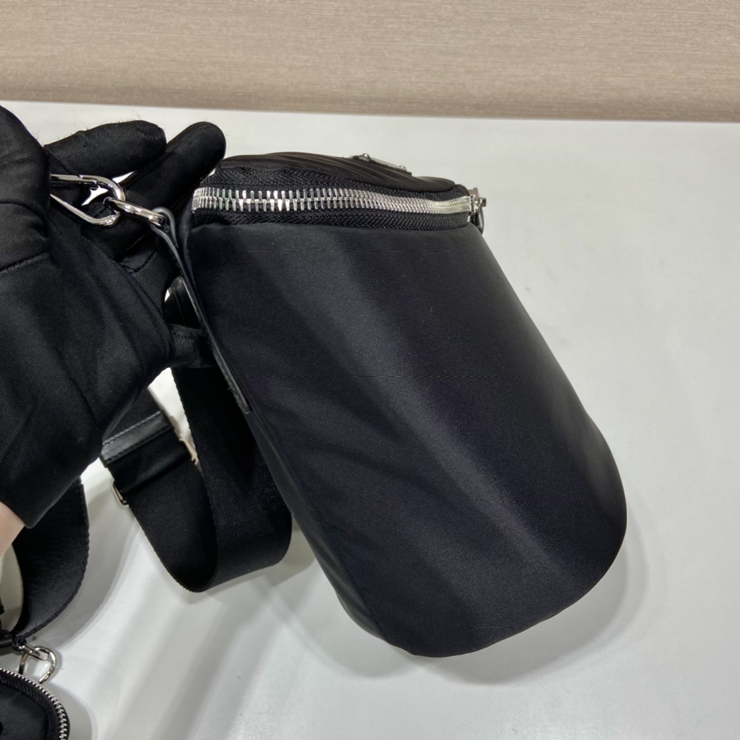 PRADA普拉达三角形徽标男女通用单肩包2VH147