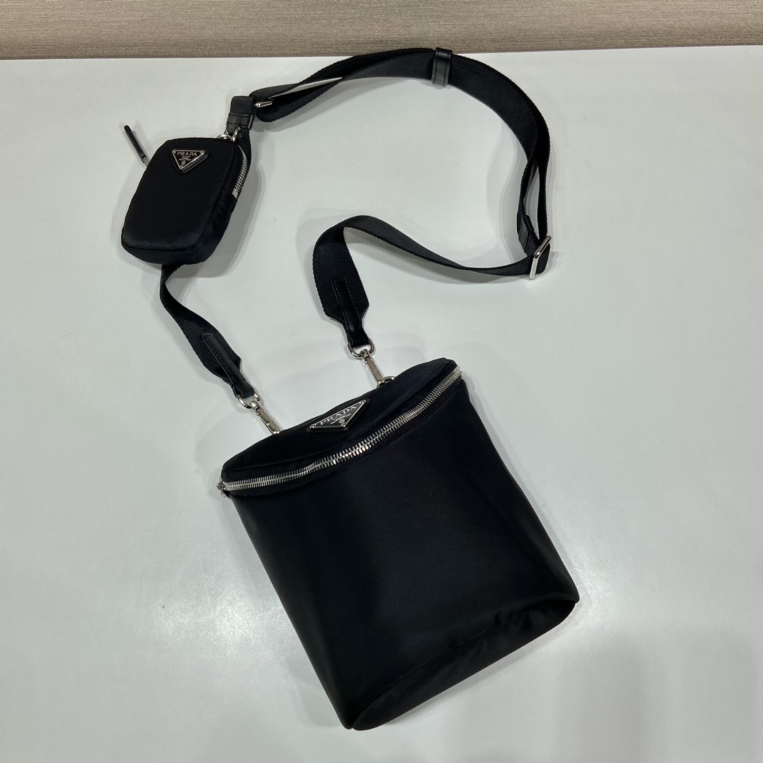 PRADA普拉达三角形徽标男女通用单肩包2VH147