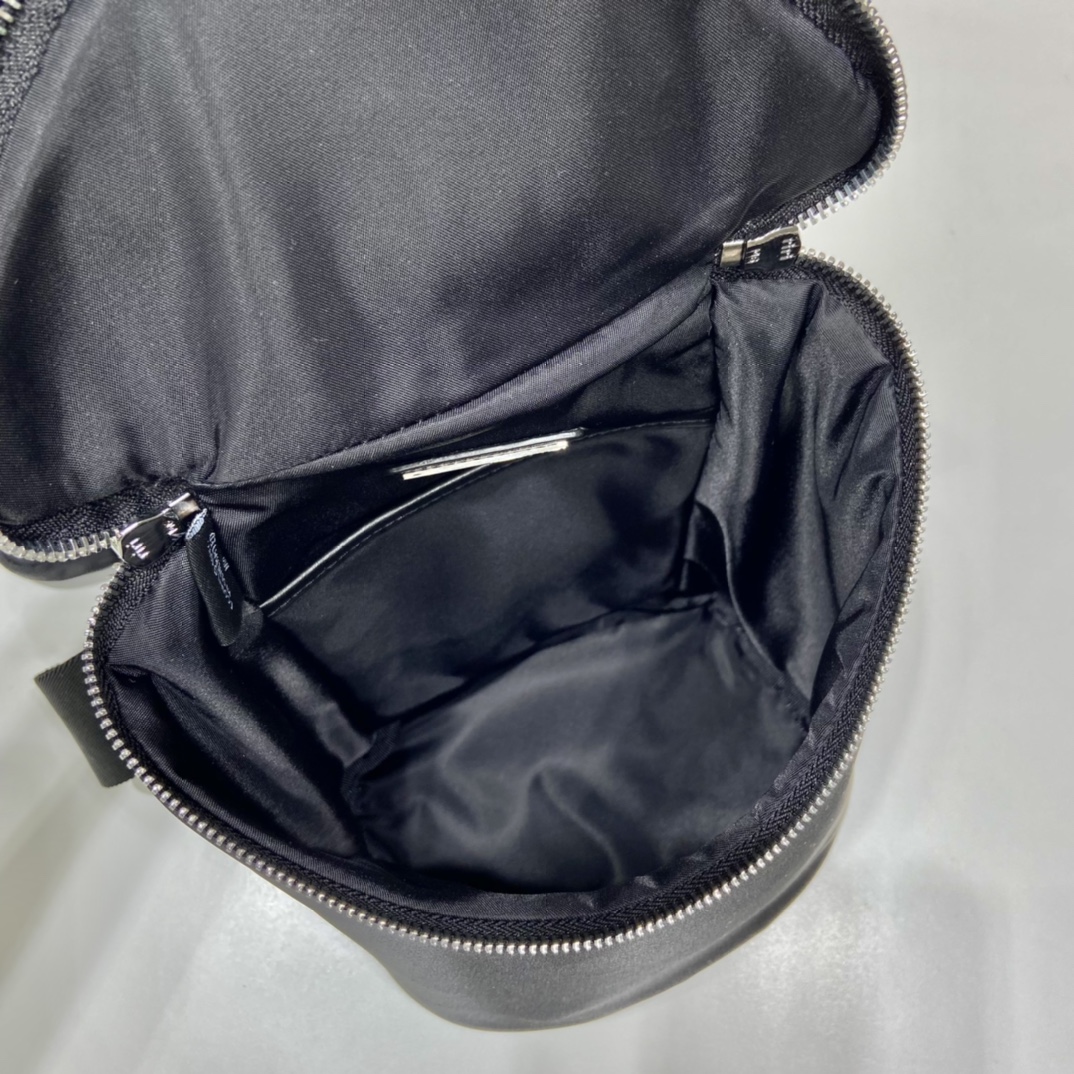 PRADA普拉达三角形徽标男女通用单肩包2VH147