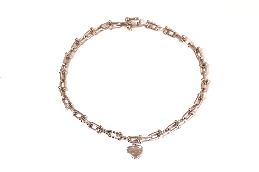 Tiffany & Co. Tiffany HardWear系列优雅与颠覆精神并存 敏锐地捕捉到了 纽约街头 女性的精髓与能量