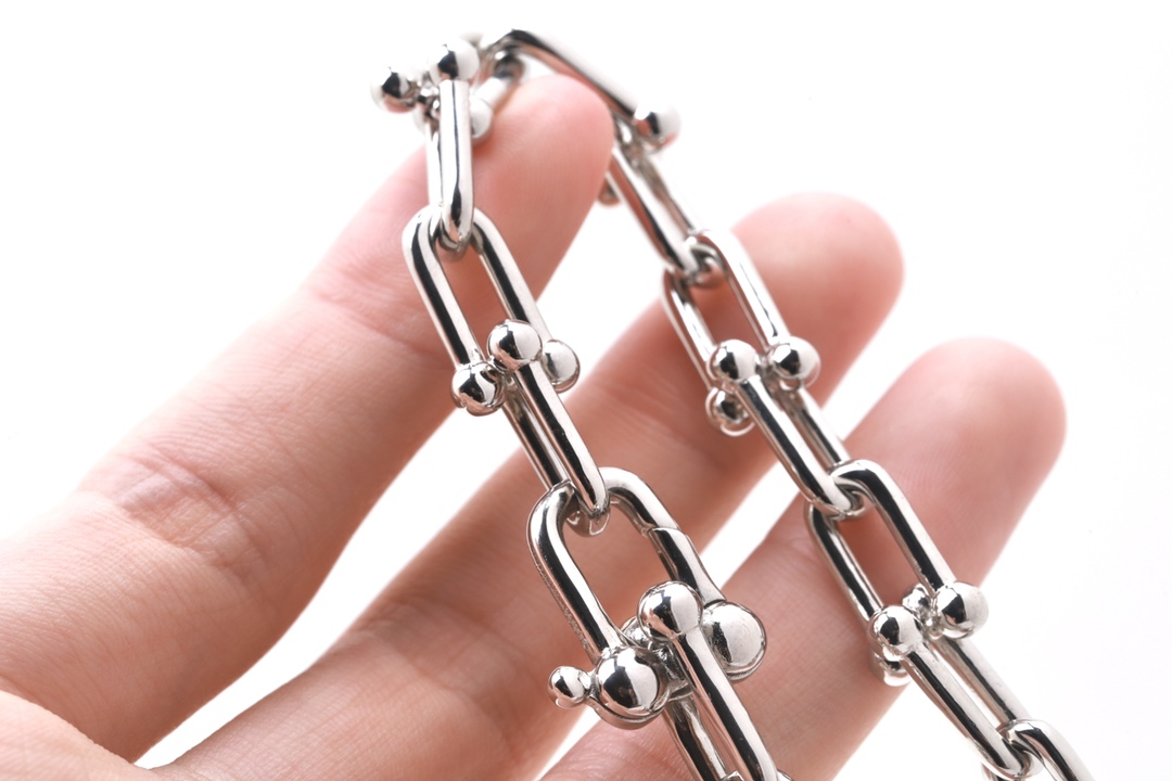 Tiffany & Co. Tiffany HardWear系列优雅与颠覆精神并存 敏锐地捕捉到了 纽约街头 女性的精髓与能量