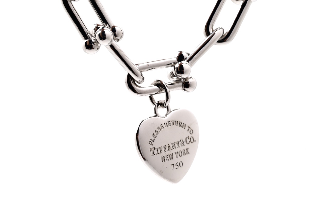 Tiffany & Co. Tiffany HardWear系列优雅与颠覆精神并存 敏锐地捕捉到了 纽约街头 女性的精髓与能量