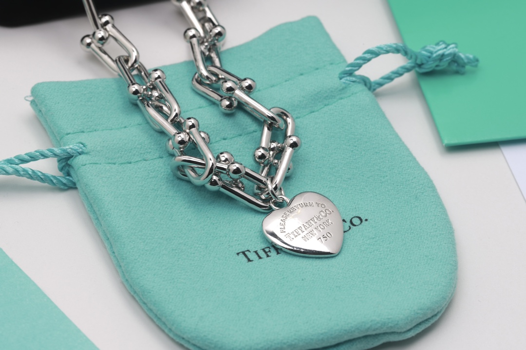 Tiffany & Co. Tiffany HardWear系列优雅与颠覆精神并存 敏锐地捕捉到了 纽约街头 女性的精髓与能量