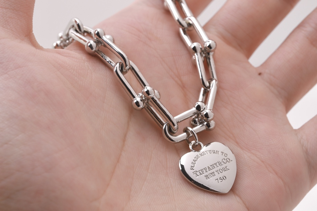 Tiffany & Co. Tiffany HardWear系列优雅与颠覆精神并存 敏锐地捕捉到了 纽约街头 女性的精髓与能量