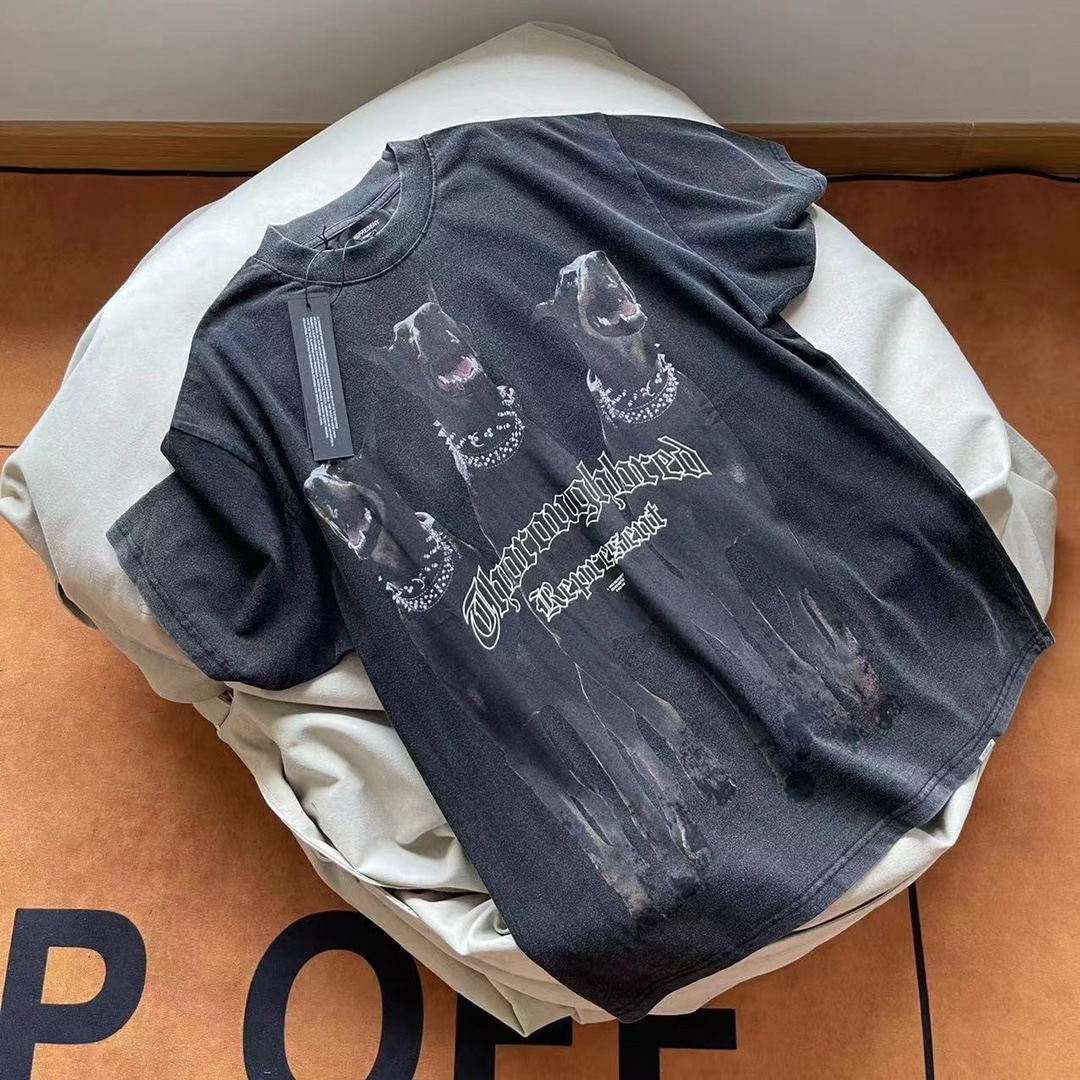 Represent Vintage Tee
杜宾犬 圆领T恤
单品信息:
平纹针织 32s全棉精梳双纱面料 270克
罗纹针织 1X1拉架罗纹 由95%进口聚酯纤维5%进口粘胶混纺而成
这款印花采用的是康利白墨数码直喷
完全不需要打底胶才喷射图案,全图印花轮廓融入面料条纹,克重再高
图形在大都不会闷热
十分透气只有白墨直喷才出来完美的效果~
颜色:
Vintage 杏
Vintage 黑
尺码:
S M L XL