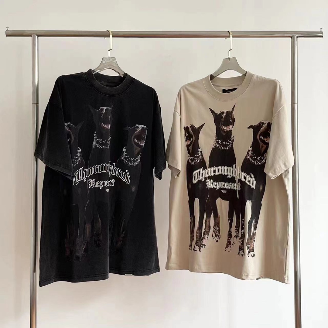 Represent Vintage Tee 
杜宾犬 圆领T恤 

单品信息： 
平纹针织 32s全棉精梳双纱面料 270克 
罗纹针织 1X1拉架罗纹 由95%进口聚酯纤维5%进口粘胶混纺而成 
这款印花采用的是康利白墨数码直喷 
完全不需要打底胶才喷射图案，全图印花轮廓融入面料条纹，克重再高 
图形在大都不会闷热 
十分透气只有白墨直喷才出来完美的效果～ 

颜色： 
Vintage 杏 
Vintage 黑  

尺码：
S M L XL