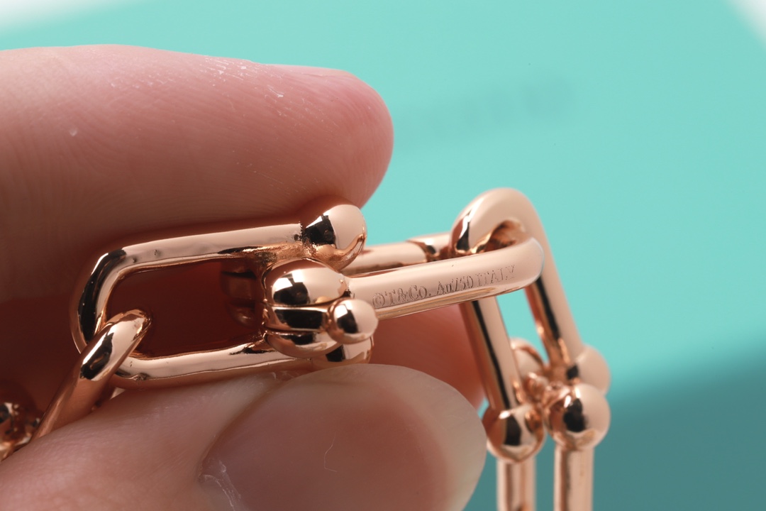 Tiffany & Co. Tiffany HardWear系列优雅与颠覆精神并存 敏锐地捕捉到了 纽约街头 女性的精髓与能量