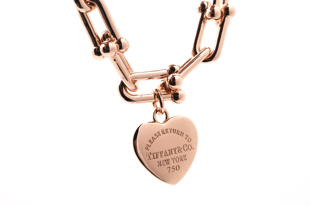 Tiffany & Co. Tiffany HardWear系列优雅与颠覆精神并存 敏锐地捕捉到了 纽约街头 女性的精髓与能量