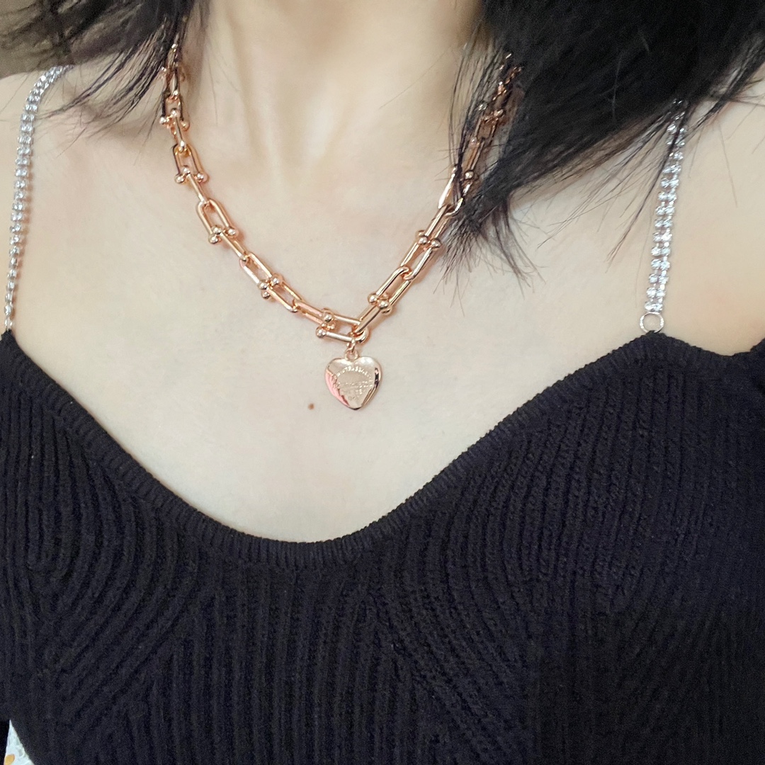 Tiffany & Co. Tiffany HardWear系列优雅与颠覆精神并存 敏锐地捕捉到了 纽约街头 女性的精髓与能量