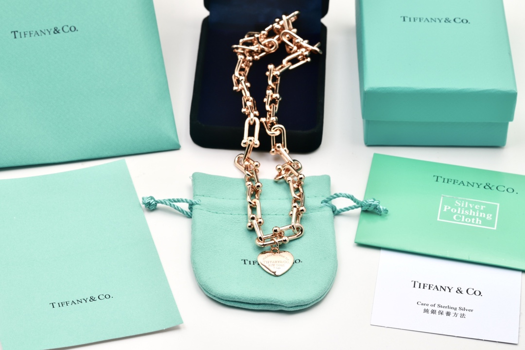 Tiffany & Co. Tiffany HardWear系列优雅与颠覆精神并存 敏锐地捕捉到了 纽约街头 女性的精髓与能量