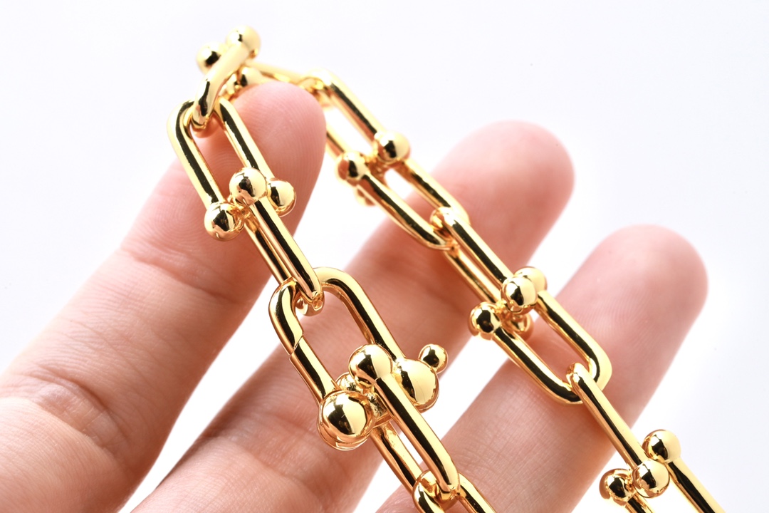 Tiffany & Co. Tiffany HardWear系列优雅与颠覆精神并存 敏锐地捕捉到了 纽约街头 女性的精髓与能量