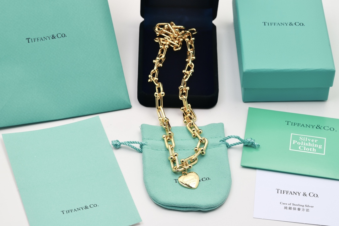 Tiffany & Co. Tiffany HardWear系列优雅与颠覆精神并存 敏锐地捕捉到了 纽约街头 女性的精髓与能量