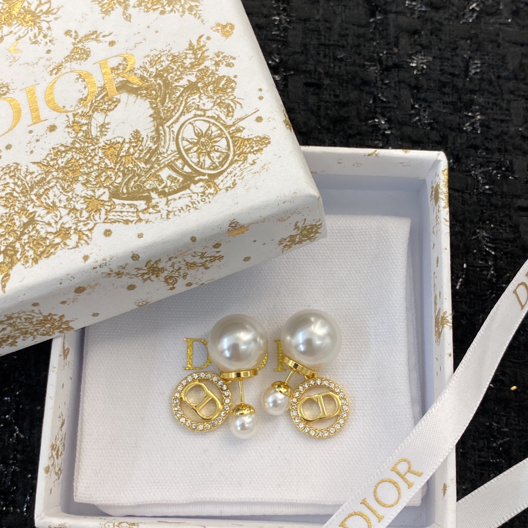  编码E1845  
🛍Dior家新款耳钉🤘配有CD  bring经典元素
🌈珍珠镶钻搭配显高档优雅
🤡