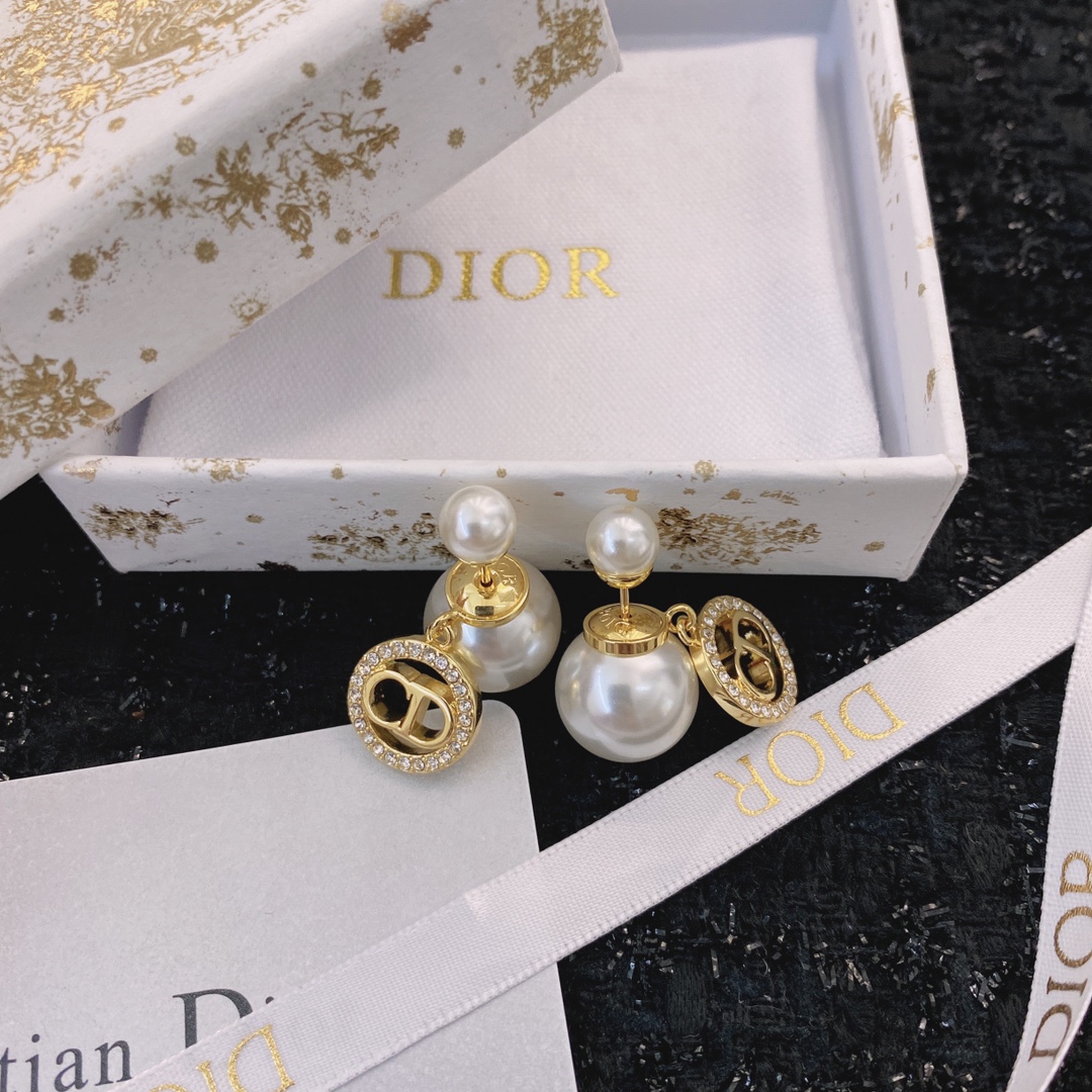  编码E1845  
🛍Dior家新款耳钉🤘配有CD  bring经典元素
🌈珍珠镶钻搭配显高档优雅
🤡