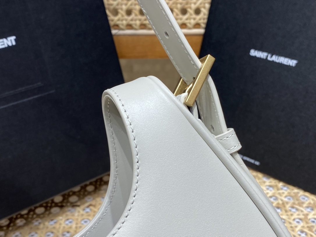 Saint laurent Ysl 𝗟𝗲 𝗙𝗲𝗿𝗺𝗼𝗶𝗿 马鞍腋下包 672615白色