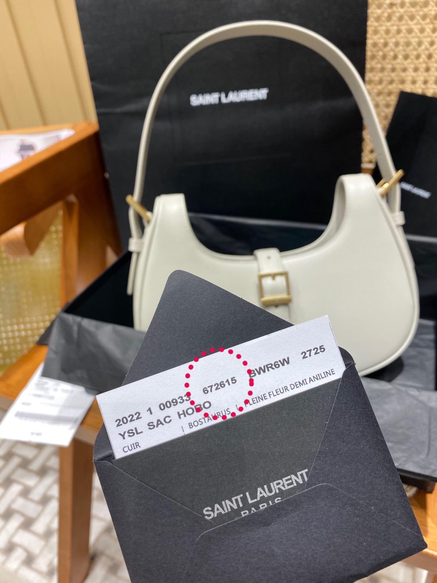 Saint laurent Ysl 𝗟𝗲 𝗙𝗲𝗿𝗺𝗼𝗶𝗿 马鞍腋下包 672615白色
