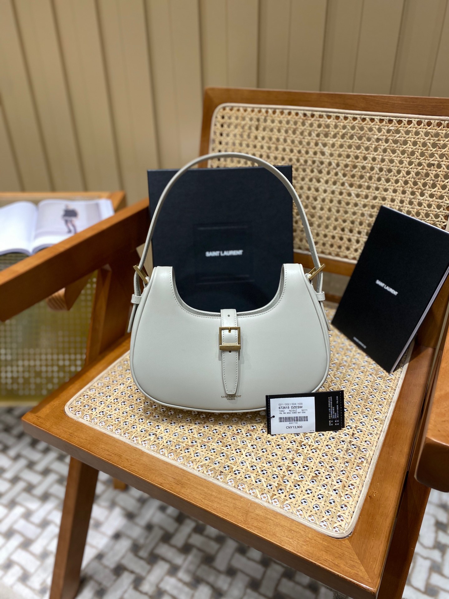 Saint laurent Ysl 𝗟𝗲 𝗙𝗲𝗿𝗺𝗼𝗶𝗿 马鞍腋下包 672615白色