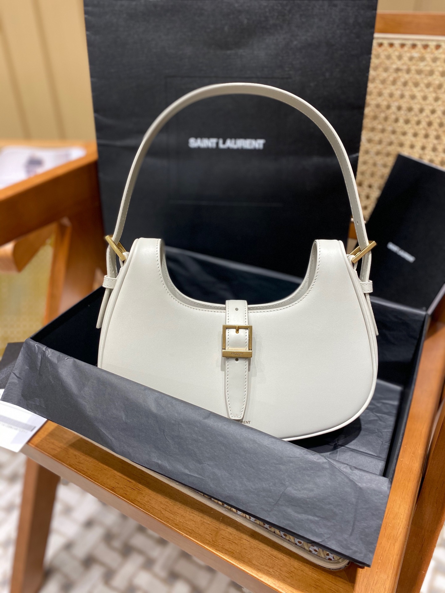 Saint laurent Ysl 𝗟𝗲 𝗙𝗲𝗿𝗺𝗼𝗶𝗿 马鞍腋下包 672615白色