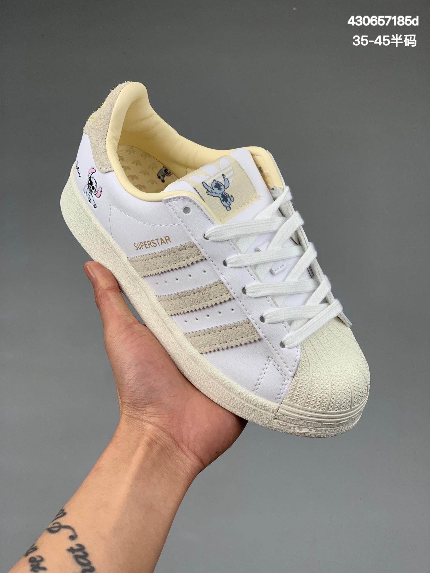 
可爱指数爆表史迪奇联名Superstar AdidasoriginalsX联名迪士尼推出限定!!联名系列，此次释出角色为大热卡通角色「史迪奇|超可爱形象带来全新视觉冲击|鞋身多处印有 不同造型史迪奇人物图案，并在鞋垫位置进行满印彩蛋设计 本次超 爱Superstar可搭配联名服饰进行穿搭选择，凸显春日必活力~ 

货号：HQ6356
码数：35 36 36⅔ 37⅓ 38 38⅔ 39⅓ 40 40⅔ 41⅓ 42 42⅔ 43⅓ 44 45
编码：430657185d