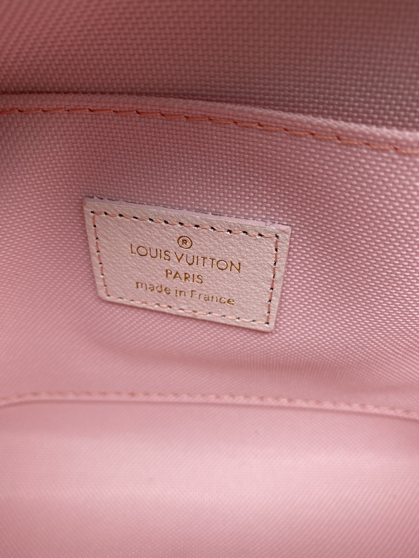 Close up of the wallet closure mechanism